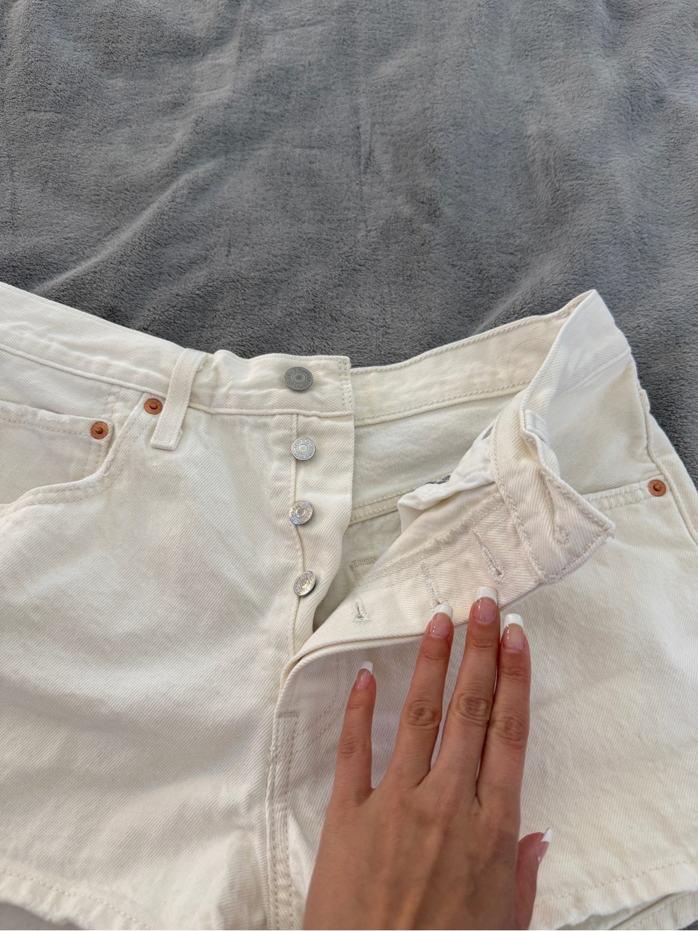 Women's Levi High-Rise Cream Denim Shorts - Size 30 Waist - Picture 5 of 8